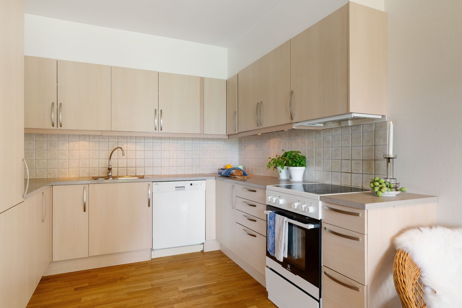 Innholdsrik og stilrent kjøkken med mye skap- og benkeplass. Flis over benk som sørger for lettvint rengjøring. Galleribilde