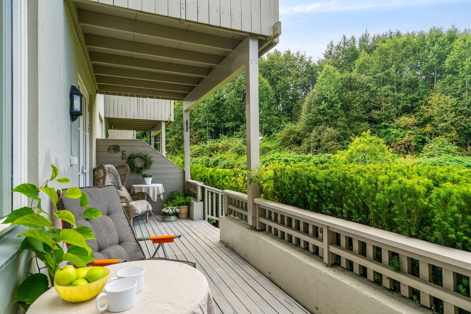 Terrassegulvet og muren til rekkverket er nylig malt i august. Galleribilde