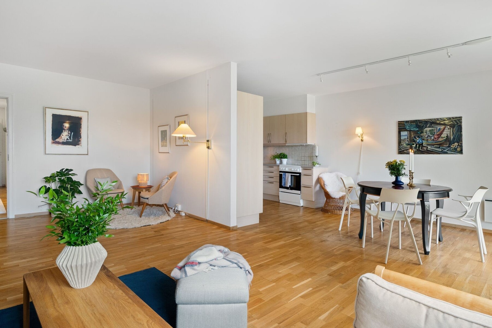 Den gode takhøyden og de mange vindusflatene sørger for et luftig og åpent rom. Galleribilde