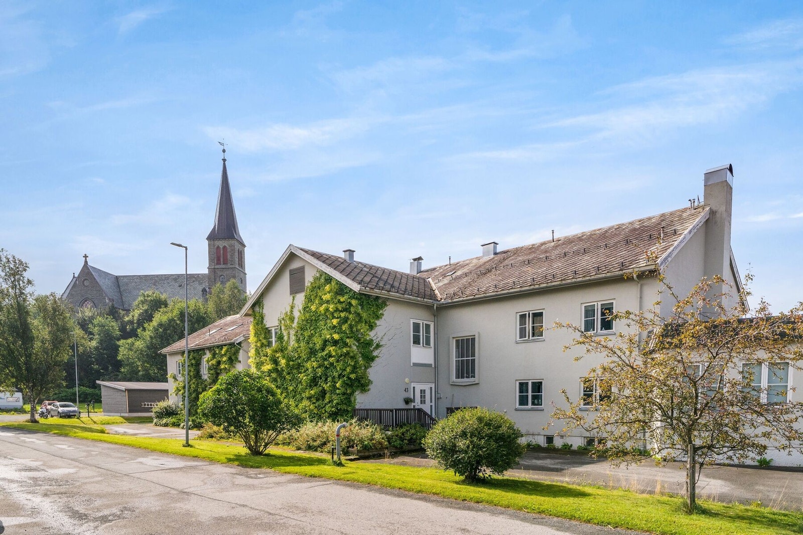 Fra boligen er det kun ca. 15-20 minutter gange til Melhus sentrum som byr på Melhustorget, treningssenter, dagligvare og øvrige servicefunksjoner man behøver i det daglige. Galleribilde