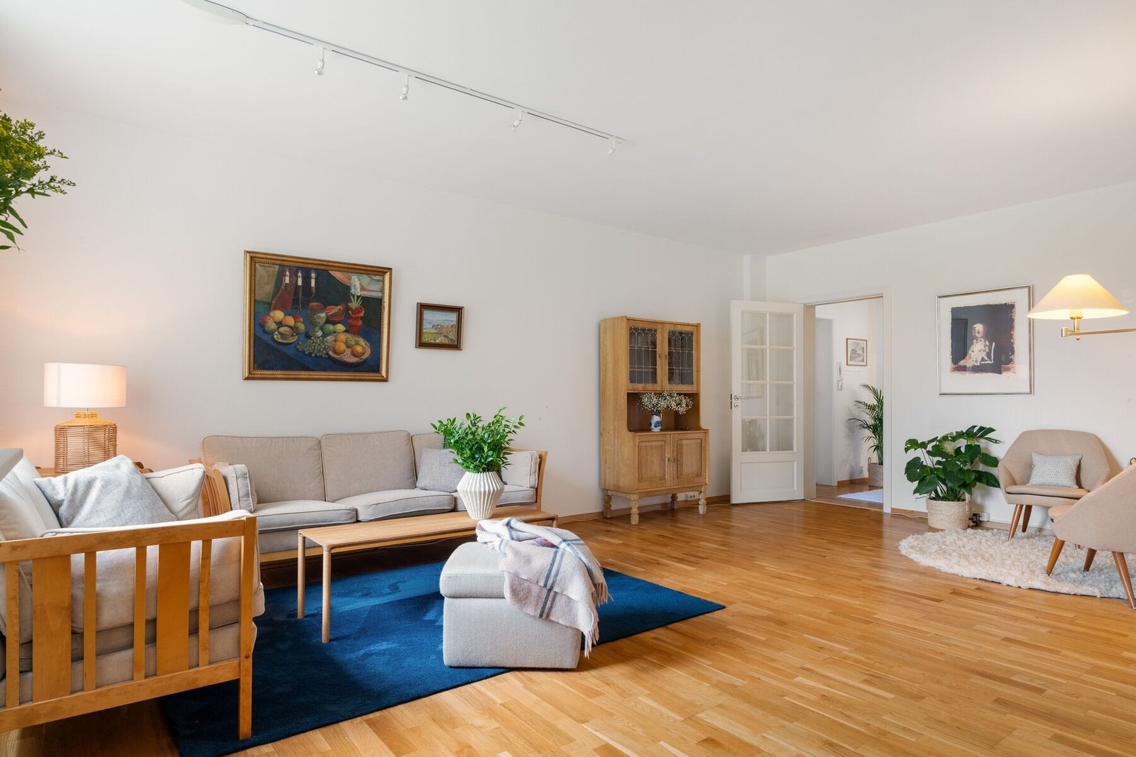 Stuens generøse størrelse sørger for at man kan møblere i flere soner. Galleribilde