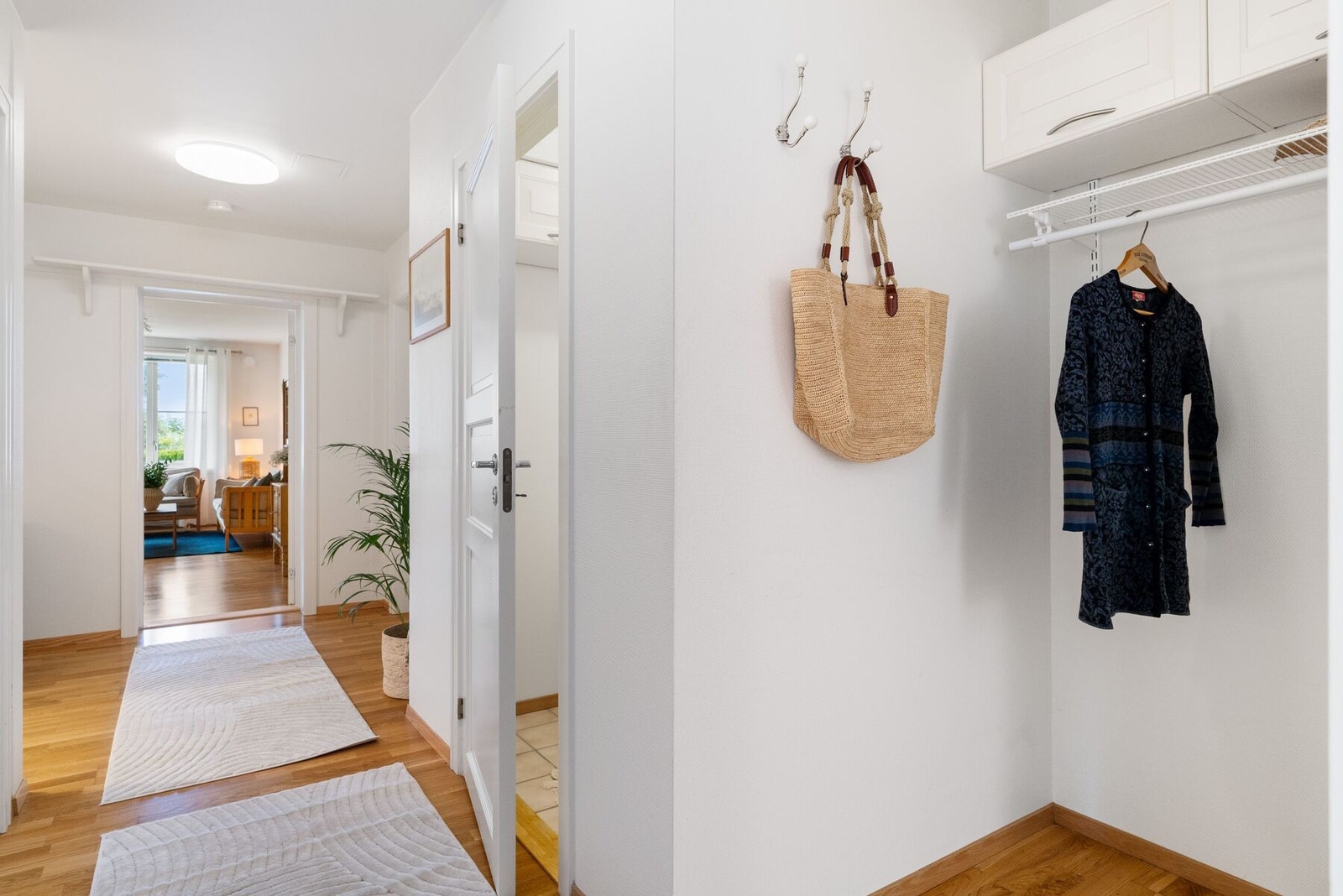 Rikelig med oppbevaringmuligheter med bod i kjeller, felles lagringsrom i kjeller og innvendig bod på et av soverommene. Galleribilde