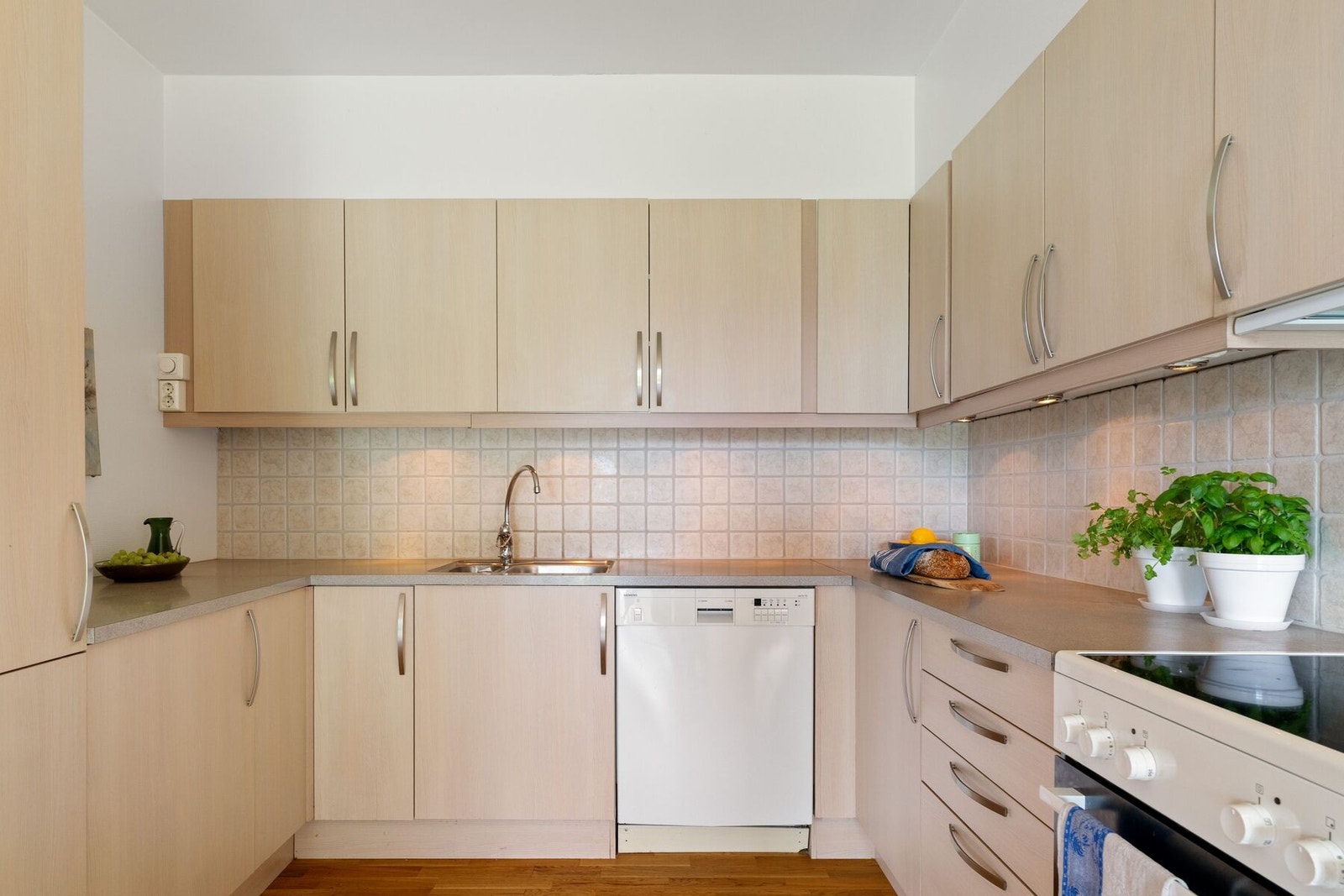 Av hvitevarer byr kjøkkenet på kombiskap, oppvaskmaskin, stekeovn og ventilator. Disse medfølger handelen. Galleribilde