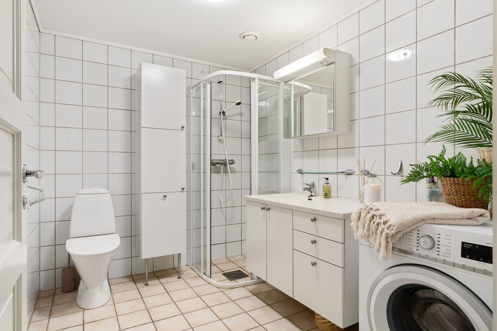 Lyst og pent flislagt bad med varme i gulv. Galleribilde