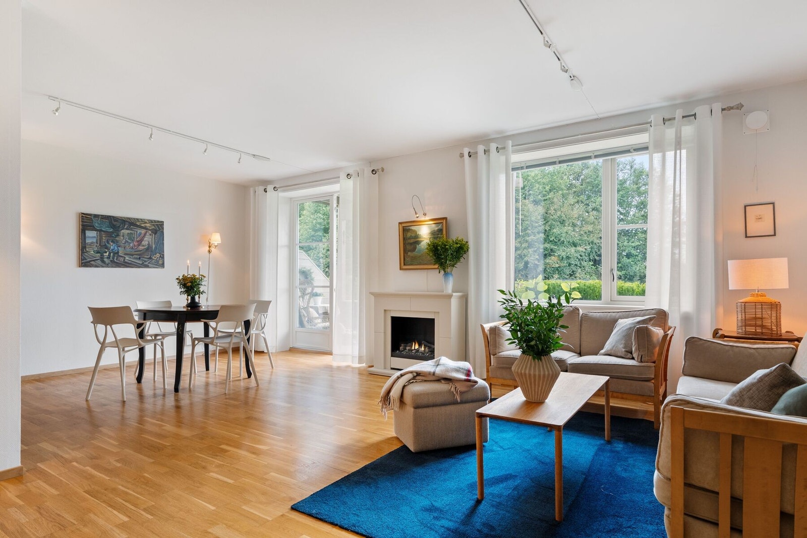 Hjertet i boligen er et luftig og lyst oppholdsrom delt inn i flere soner med stue, spisestue og kjøkken på til sammen 41,2 m². Galleribilde