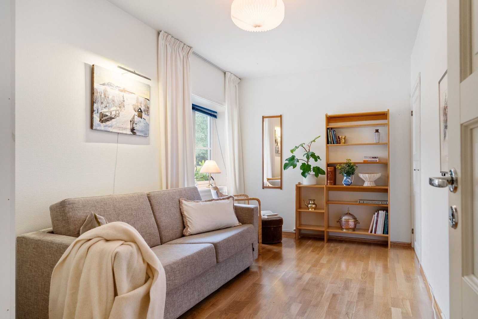 Det tredje soverommet utgjør 11,5 m² og har en praktisk innvendig bod. Rommet kan fint innredes som kontor, lekerom, hobbyrom el. dersom man ikke har behov for alle rommene. Galleribilde