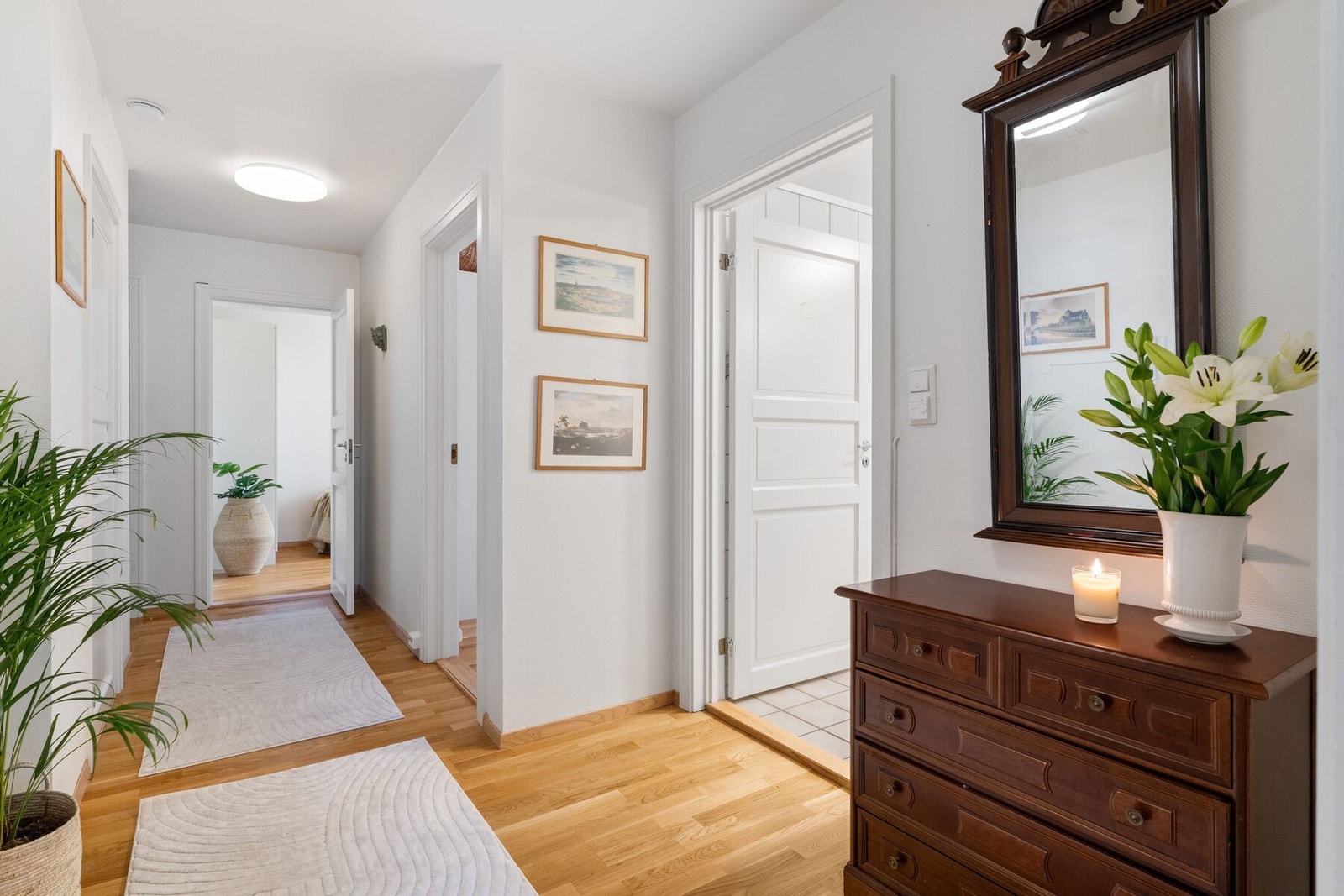 Fra gangen har man tilgang til badet, soverommene og toalettrommet. Galleribilde