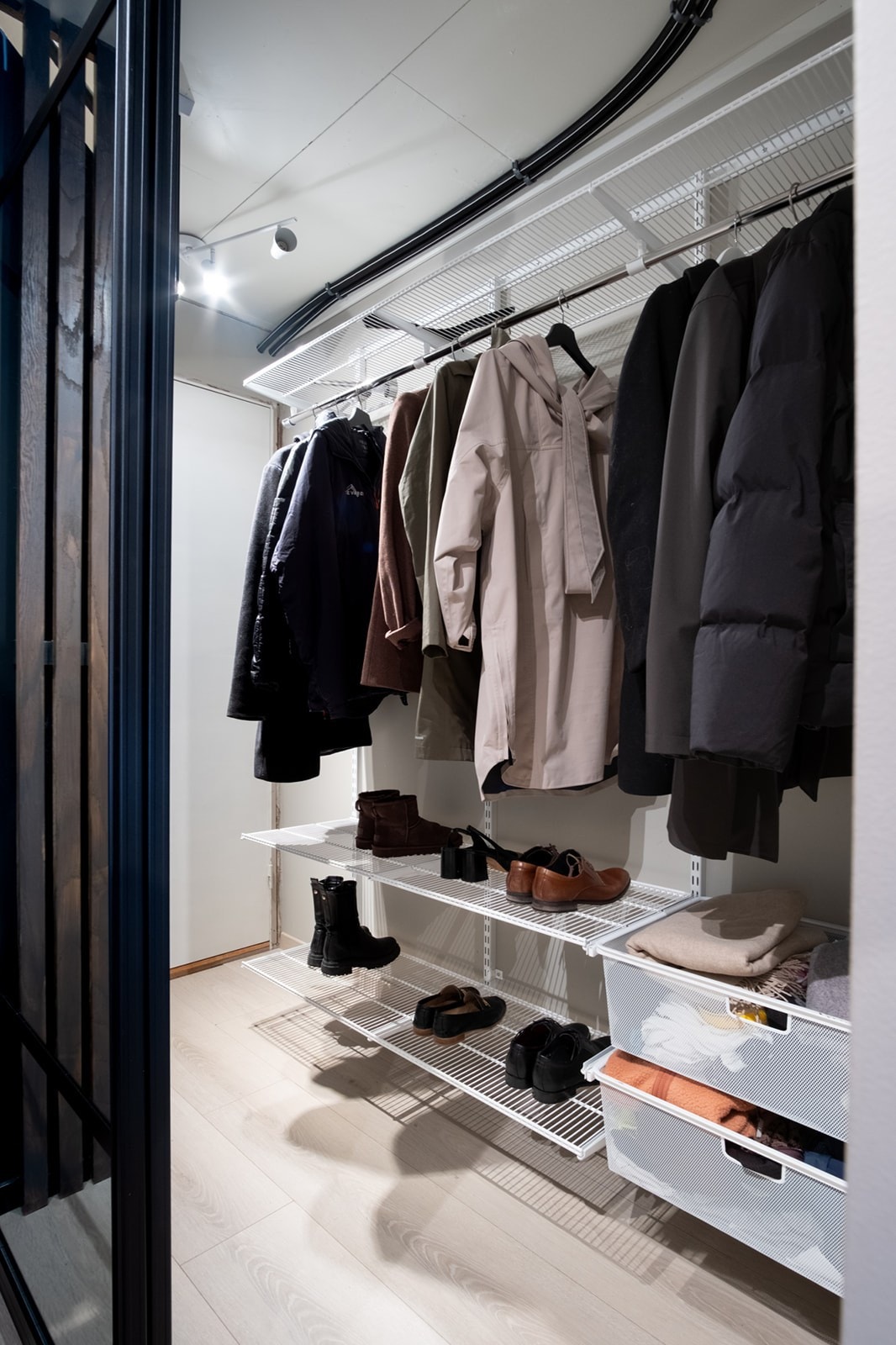 Gang med garderobe. Galleribilde