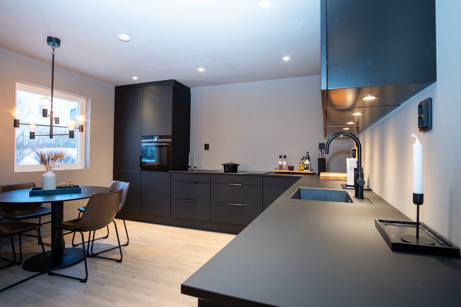 Delikat og moderne kjøkken med eksklusive hvitevarer. Galleribilde