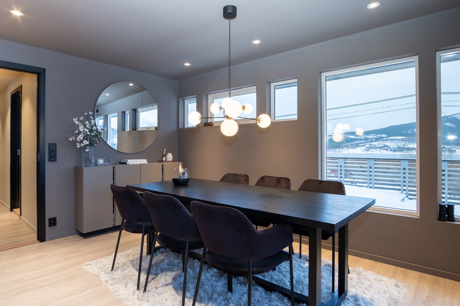 Stor spisestue med god plass til spisegruppe. Galleribilde