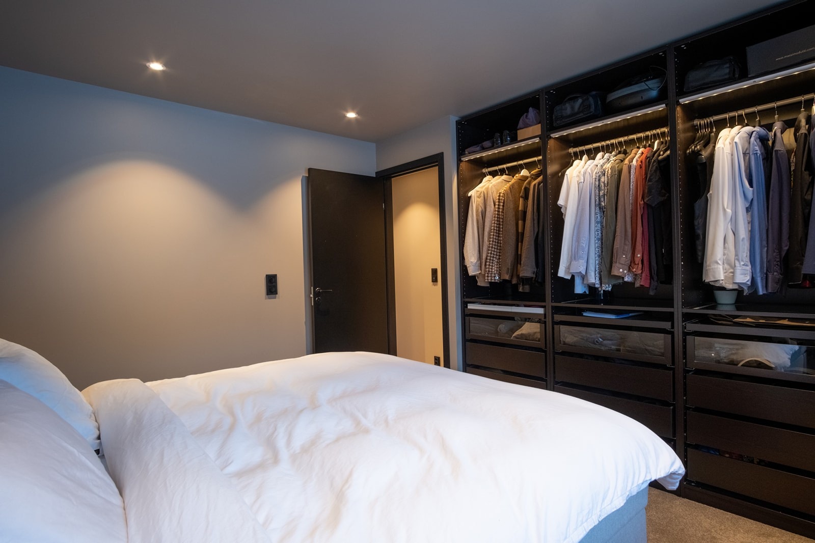 Hovedsoverommet byr på en stor garderobe (PAX) med god plass for oppbevaring. Galleribilde