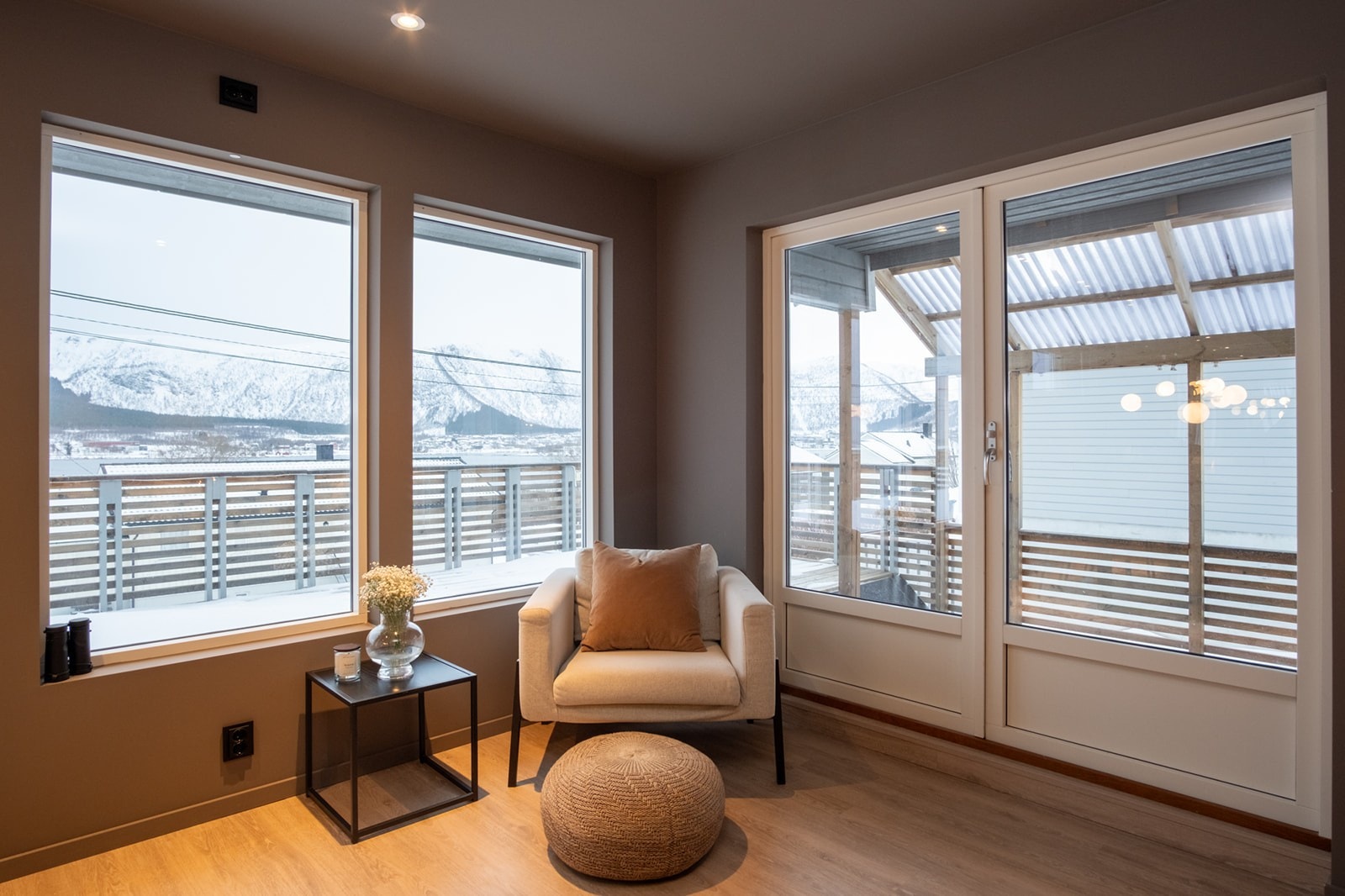 Store vindusflater i stuen som gir masse lys inn i boligen. Utgang til solrik balkong. Galleribilde