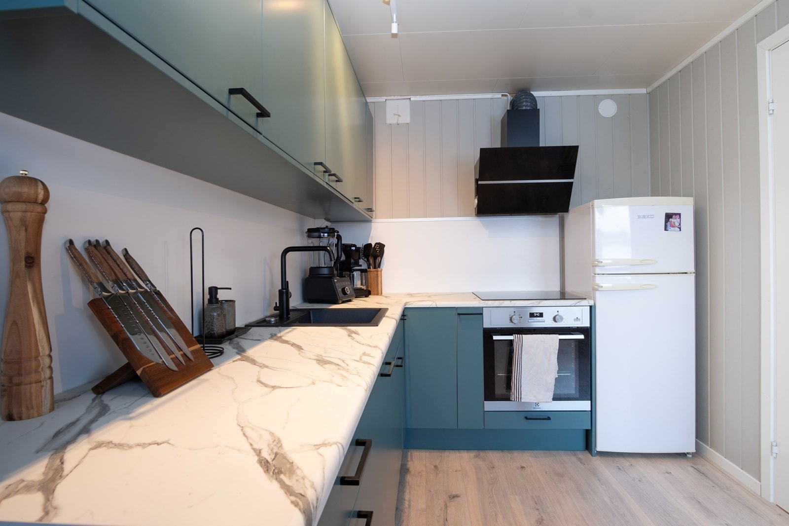 Godt med skap og benkeplass. Galleribilde