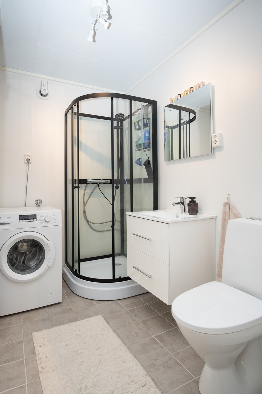 Pent bad i utleien med dusjkabinett og opplegg fro vaskemaskin. Galleribilde