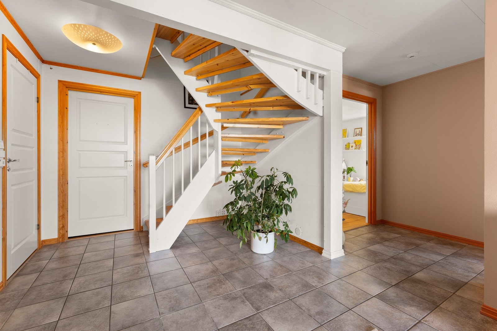 Stor, flislagt hall Galleribilde