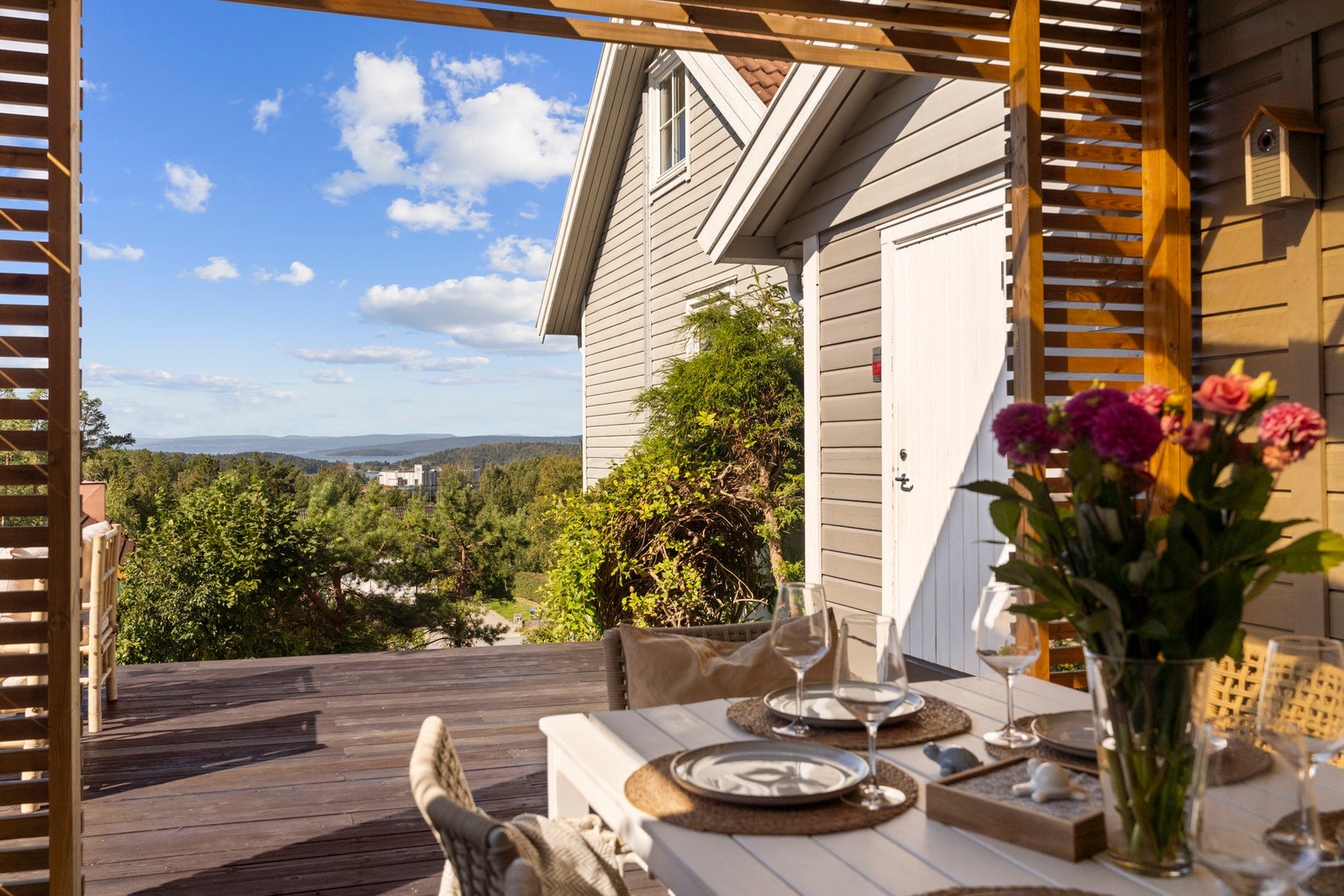 Stor, delvis overbygget terrasse Galleribilde