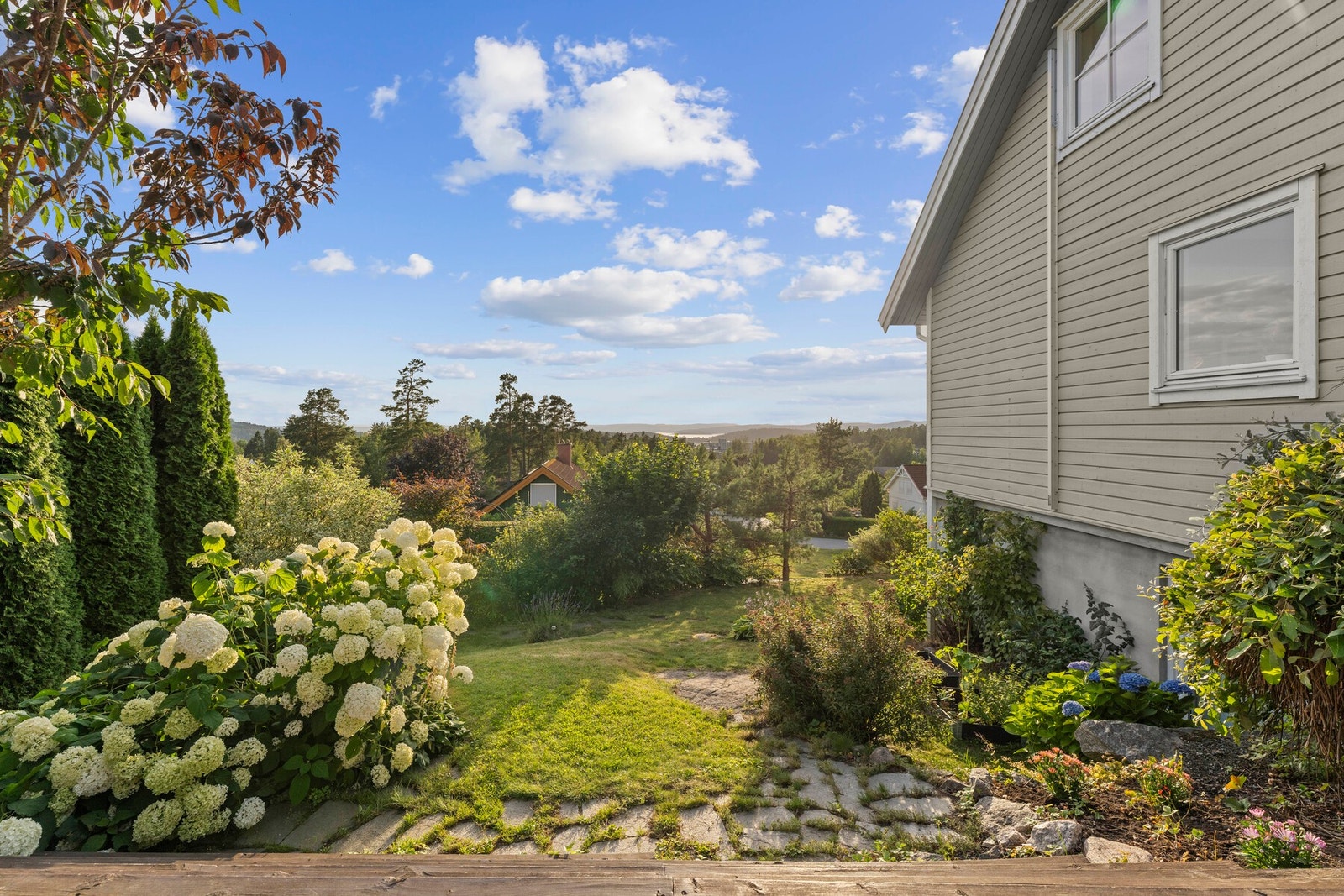 Tidligere eier var landskapsarkitekt, det gjenspeiler seg fortsatt i hagens flora Galleribilde