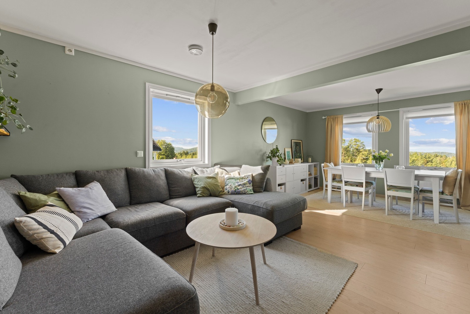 Store vinduer gir godt med lysinnslipp Galleribilde