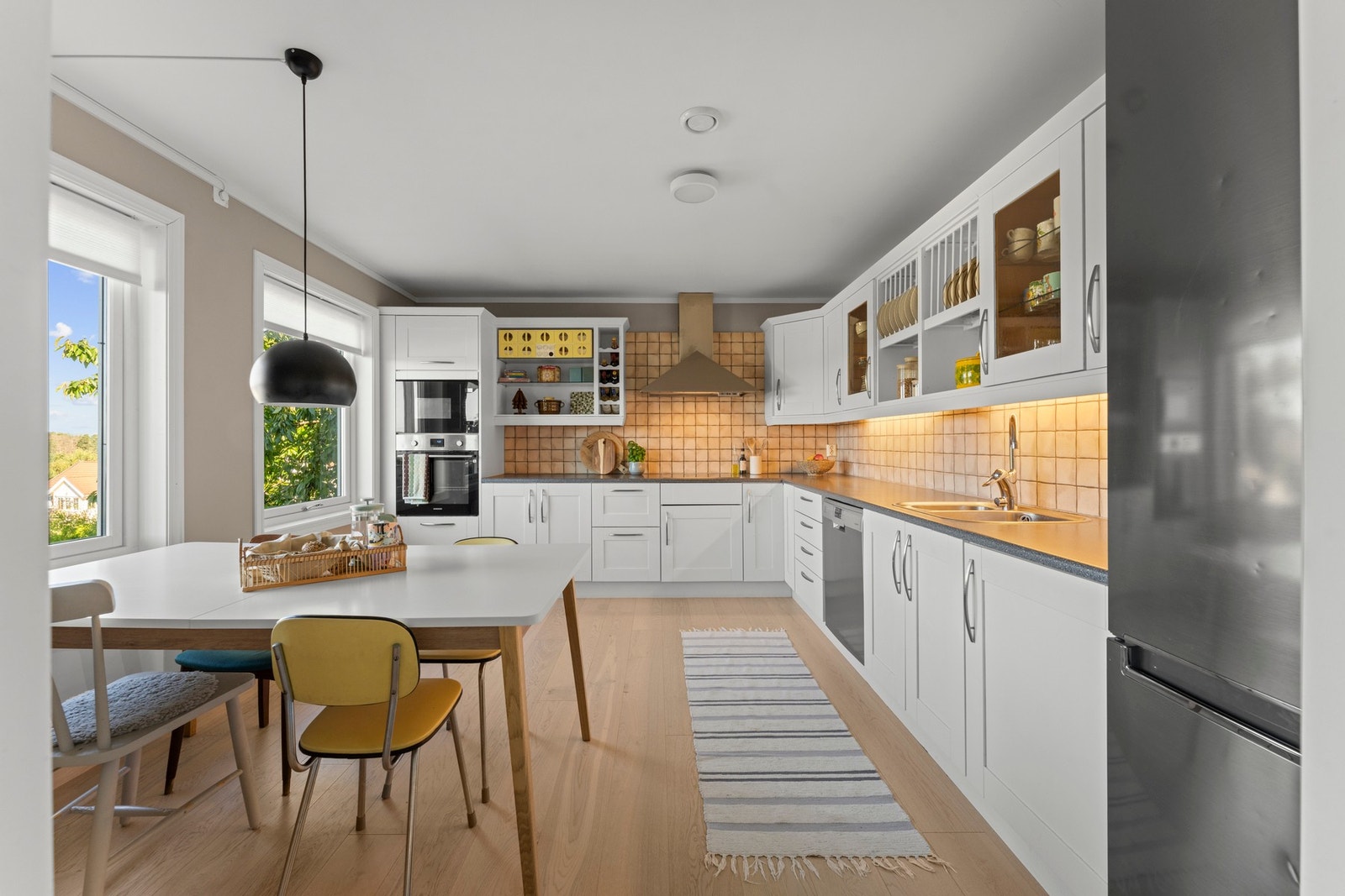 Stort, delikat kjøkken Galleribilde