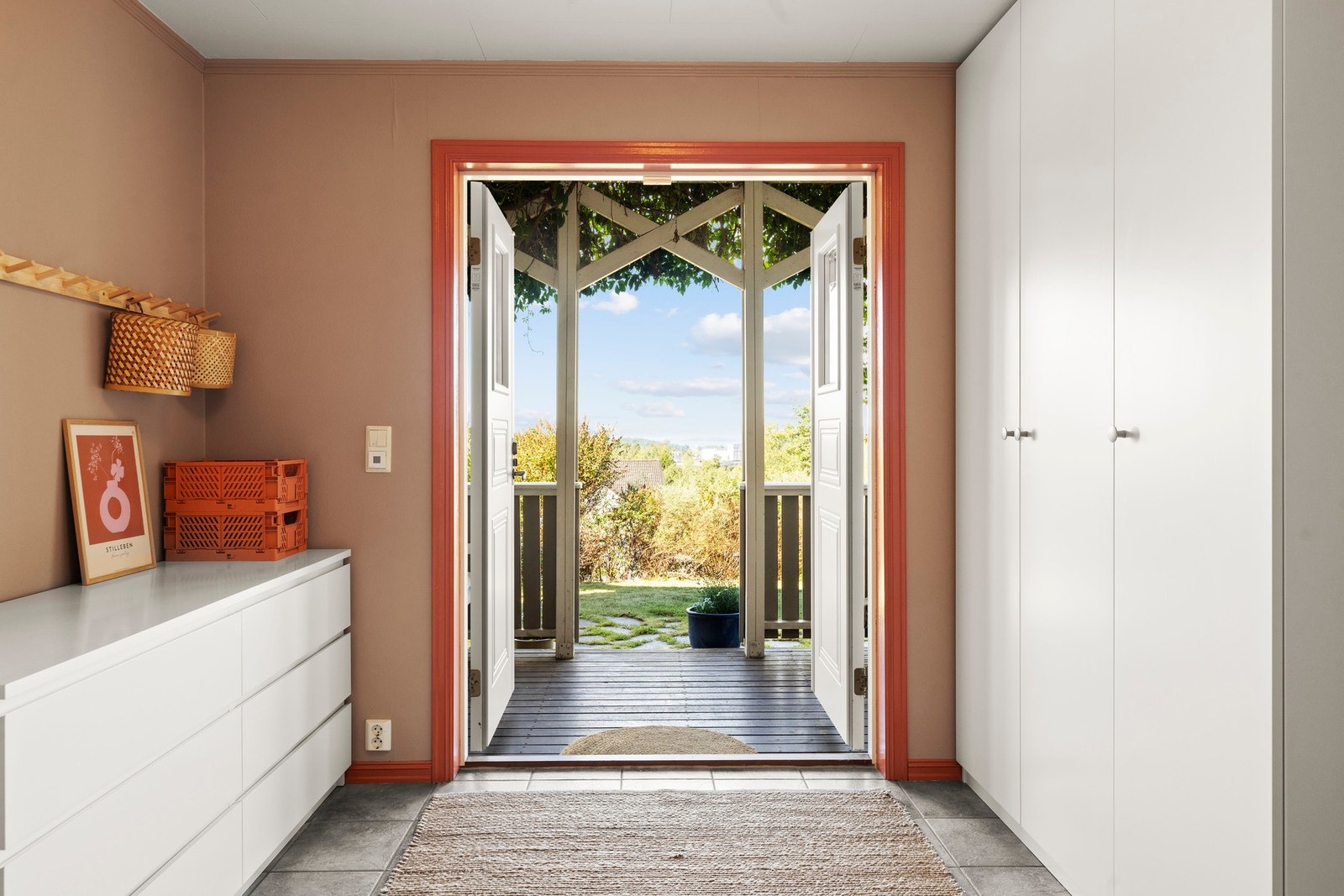 Underetasjen har egen inngang. Tidligere eier hadde 3-roms hybel her nede Galleribilde