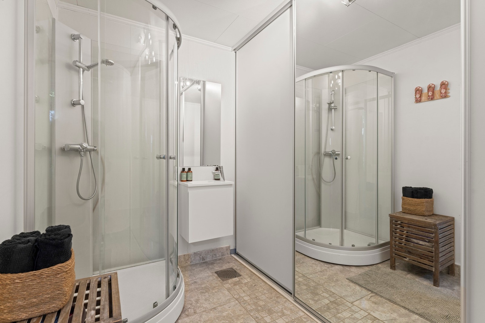 Bad/vaskerom med inngang fra entre Galleribilde