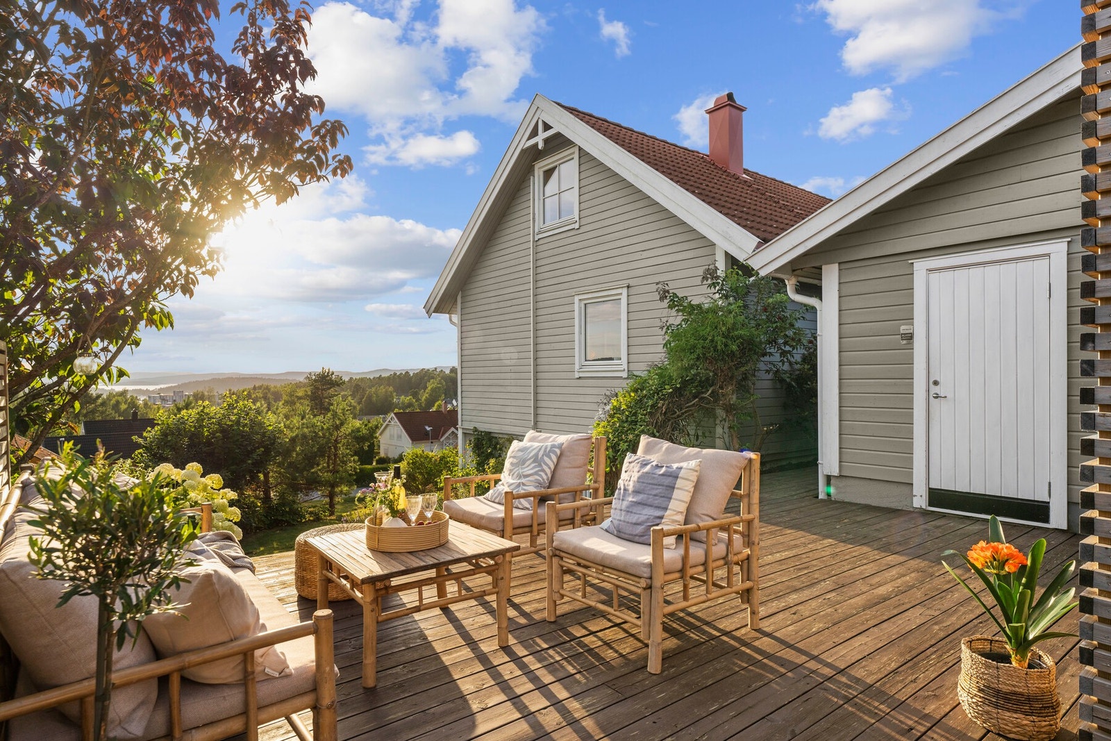 Innholdsrik enebolig med dobbel garasje og nydelig utsikt Galleribilde