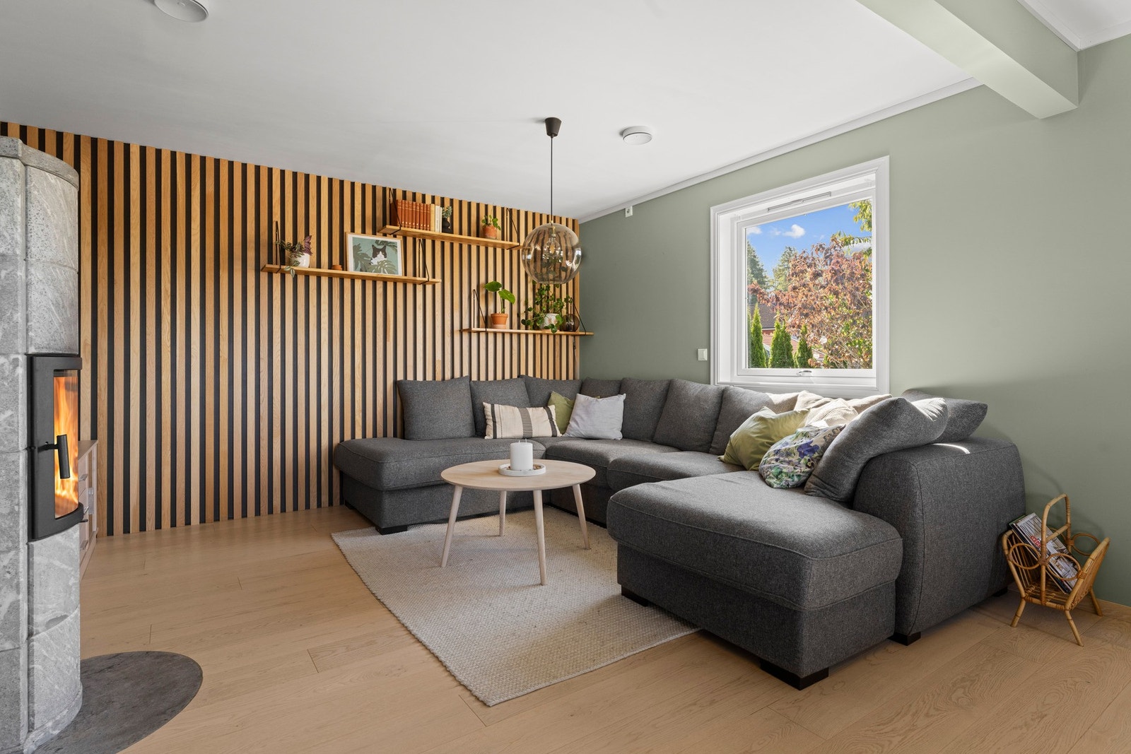 Spilevegg gir god brytning til ellers malte flater Galleribilde