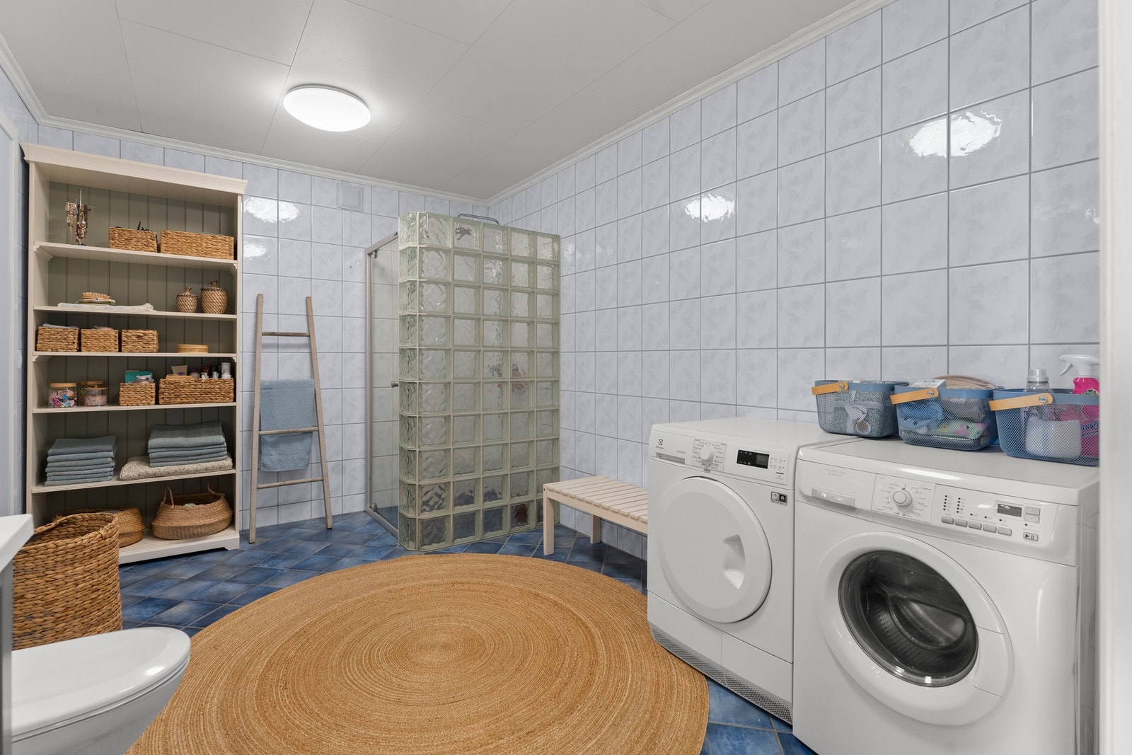 Flislagt bad, med plass til vaskemaskin Galleribilde