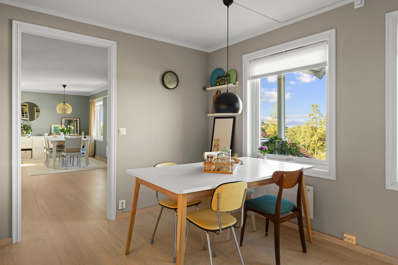 Spiseplass. Det er også godt med skap- og benkeplass på kjøkkenet Galleribilde