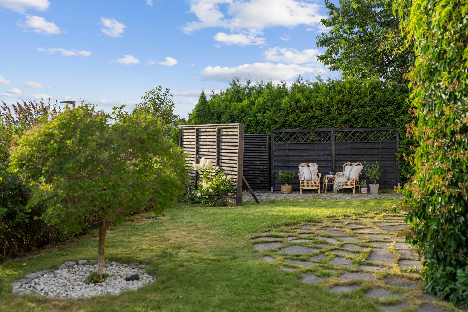Ta deg tid til en god bok i hagen Galleribilde