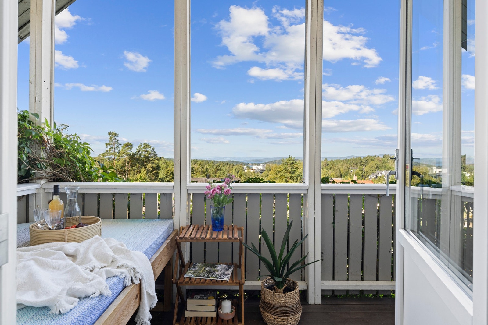 Utgang til balkong fra stuen. Midtsommers har man sol helt til klokken 23. Galleribilde