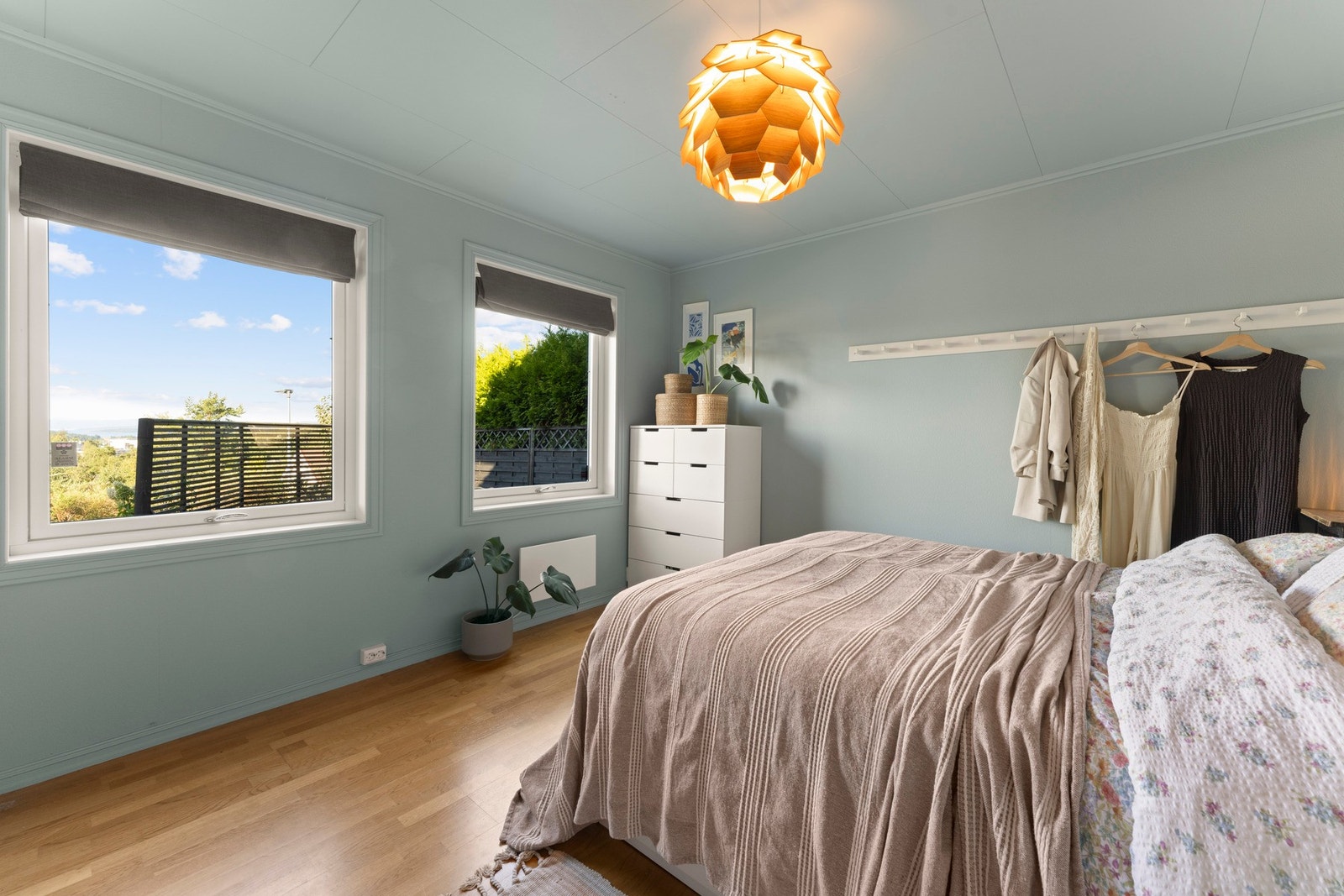 Hovedsoverommet. God plass til garderobe og stor seng Galleribilde