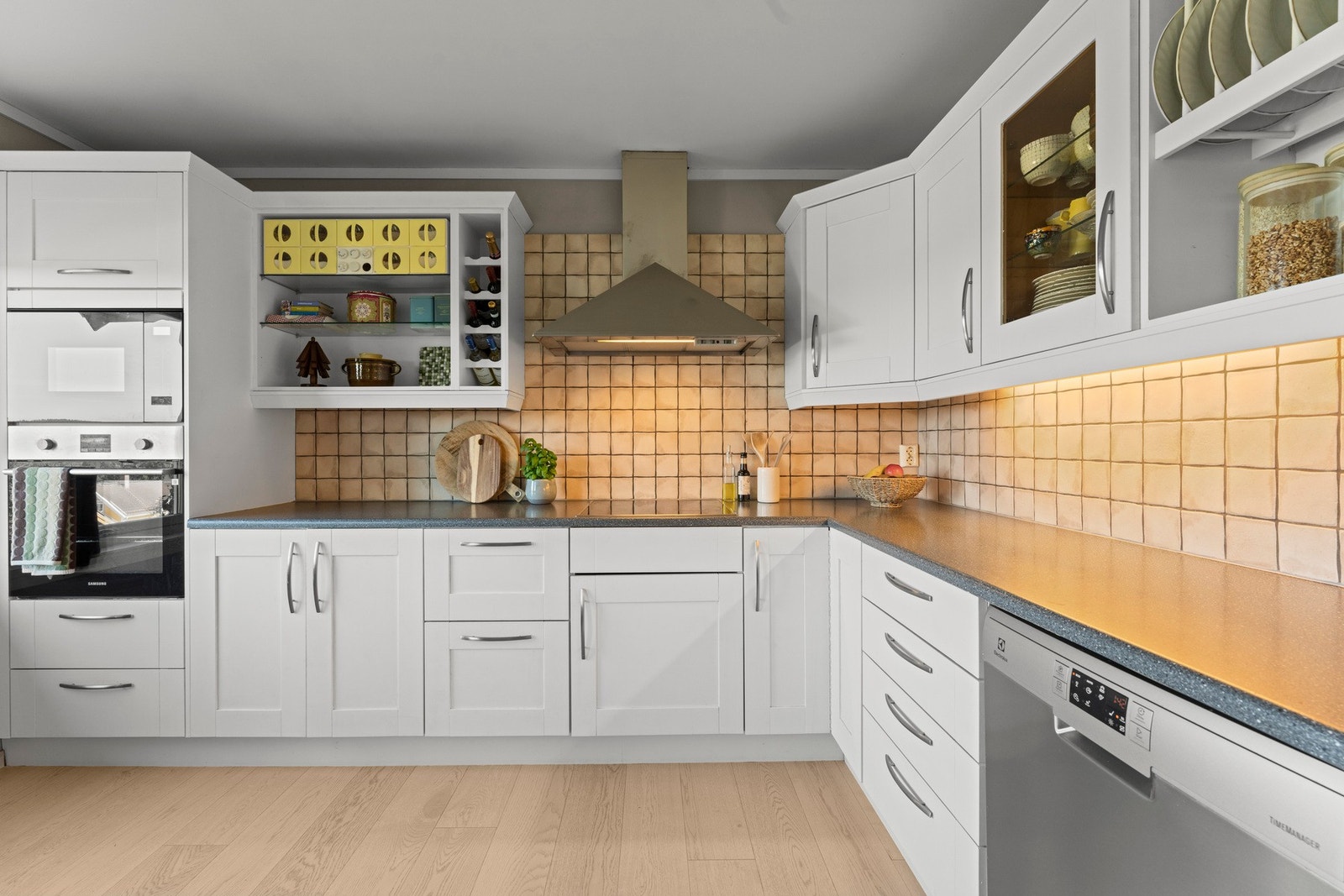 Fliser over benk og integrerte hvitevarer Galleribilde