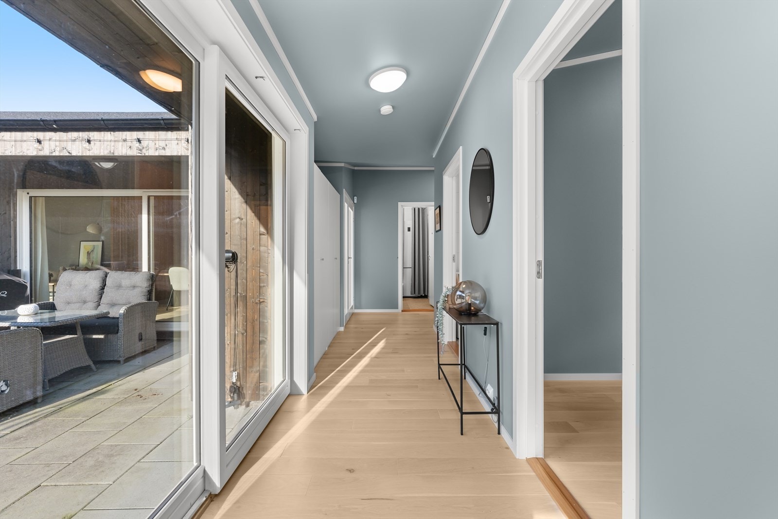 Soveromsfløy med direkte utgang til romslig terrasse og uteområde Galleribilde