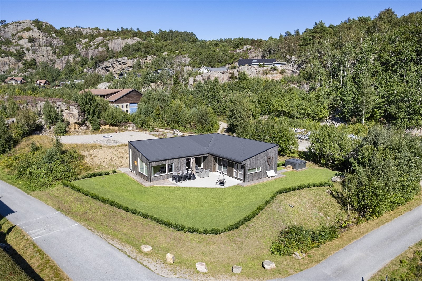 Flott fritidsbolig på pent opparbeidet tomt Galleribilde