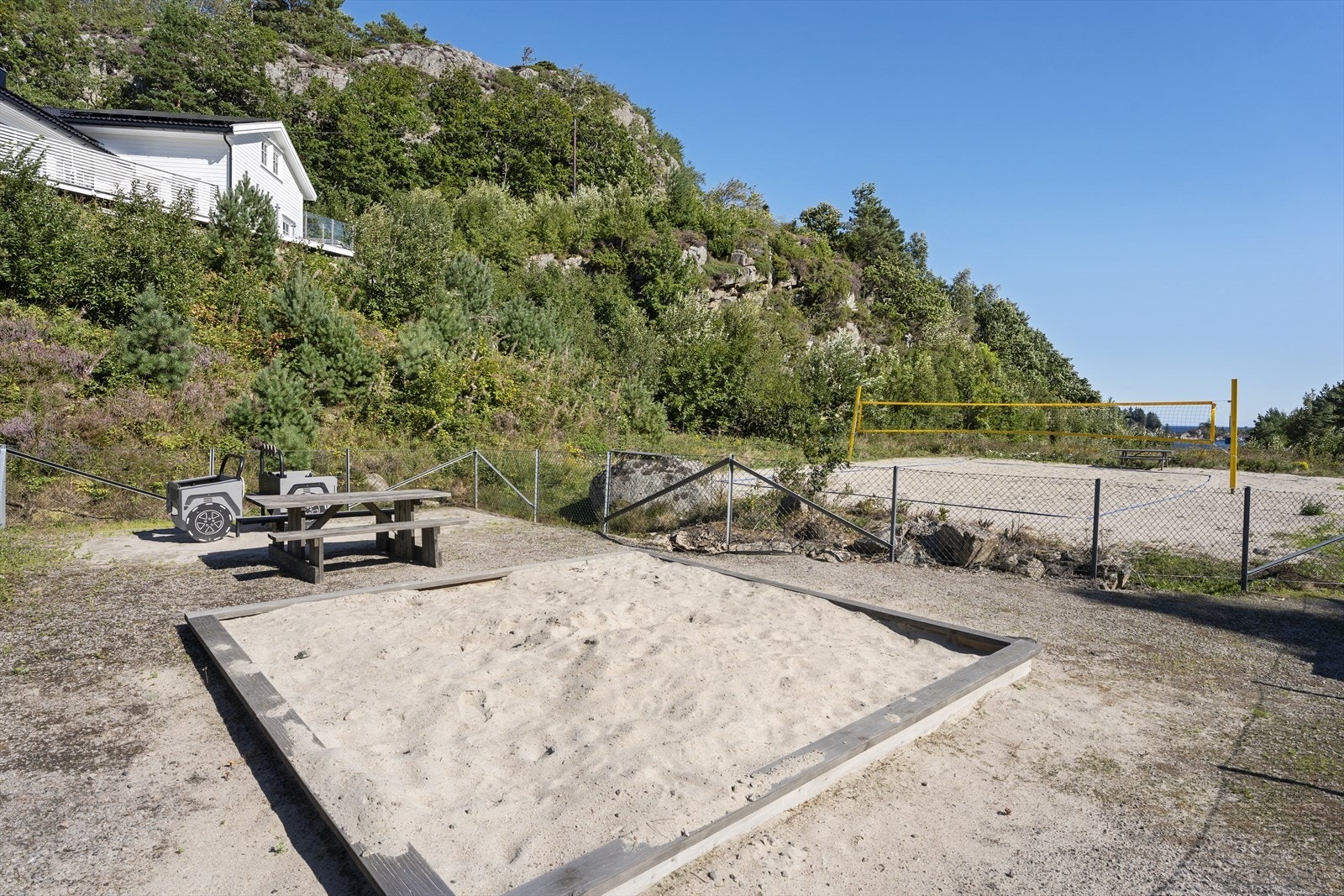 Lekeplass og volleyballbane like ved Galleribilde