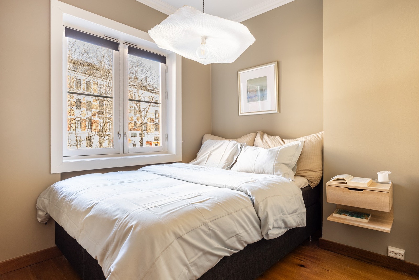 Videre har leiligheten et pent soverom. Galleribilde