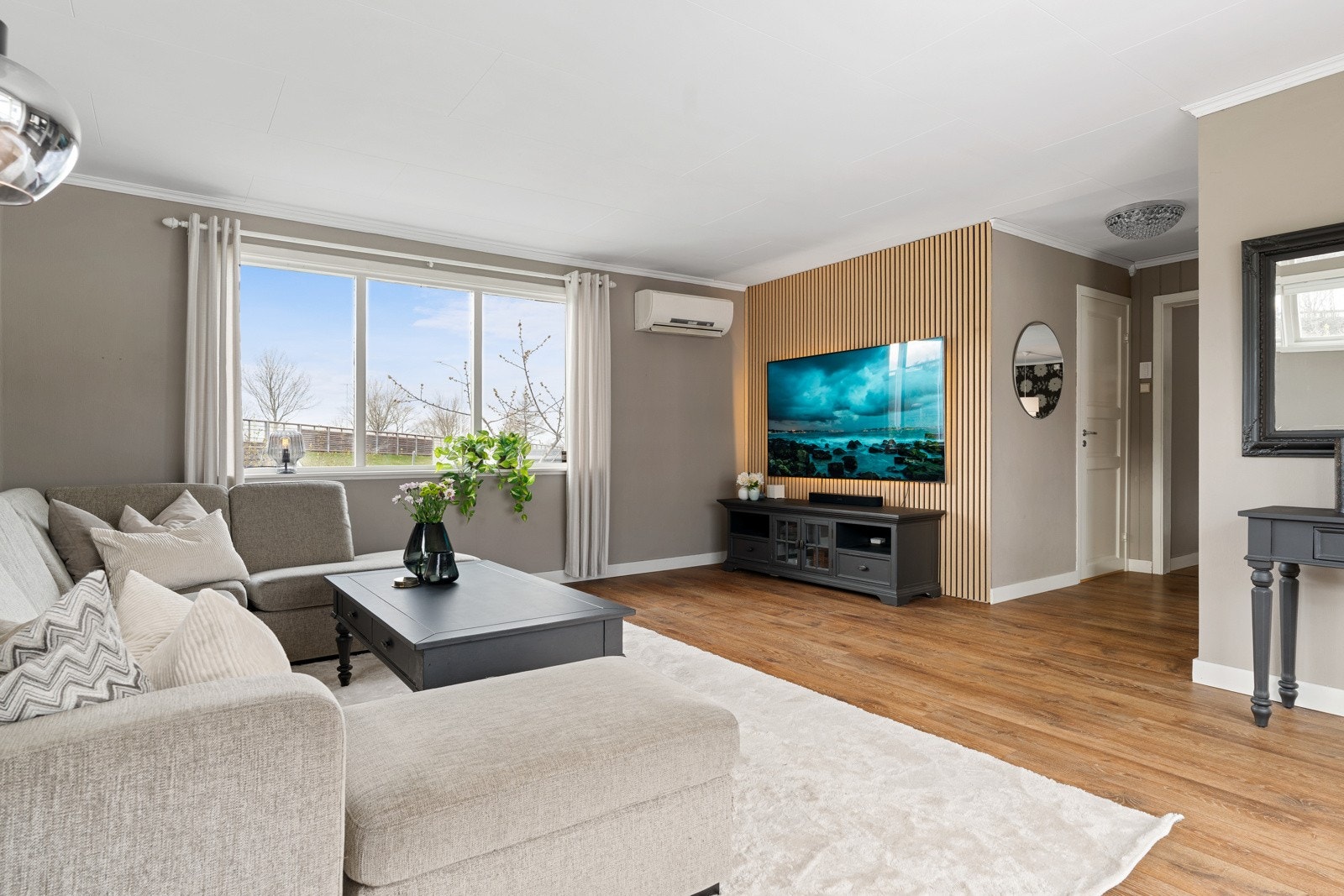 Åpen og romslig stue med god plass til sofagruppe og mediemøblement. Galleribilde