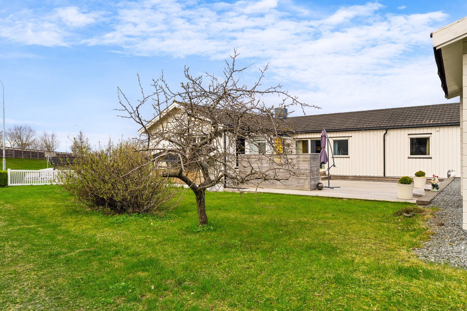 Stor, solrik hage med frodige beplantninger - perfekt for hageentusiasten, eller for barna som elsker å løpe barbeint i gresset. Hagen er opparbeidet med plommetre, ripsbusker, solbærbusker, stikkelsbær, søte kirsebær og jordbær. Galleribilde