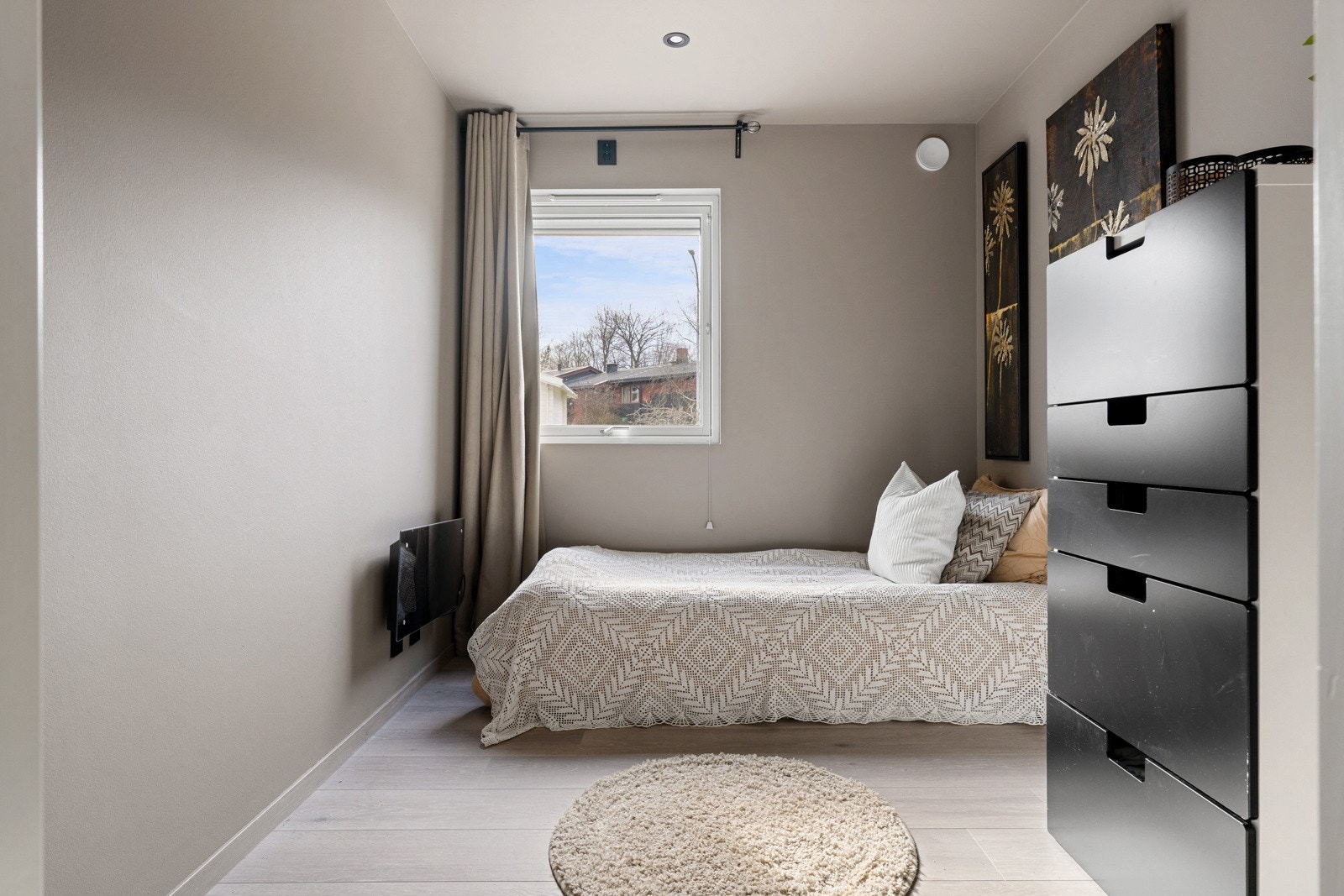 Soverommene oppleves som innbydende med behagelige fargevalg på vegger, 1-stavs laminatgulv og spotlys i himling. Galleribilde