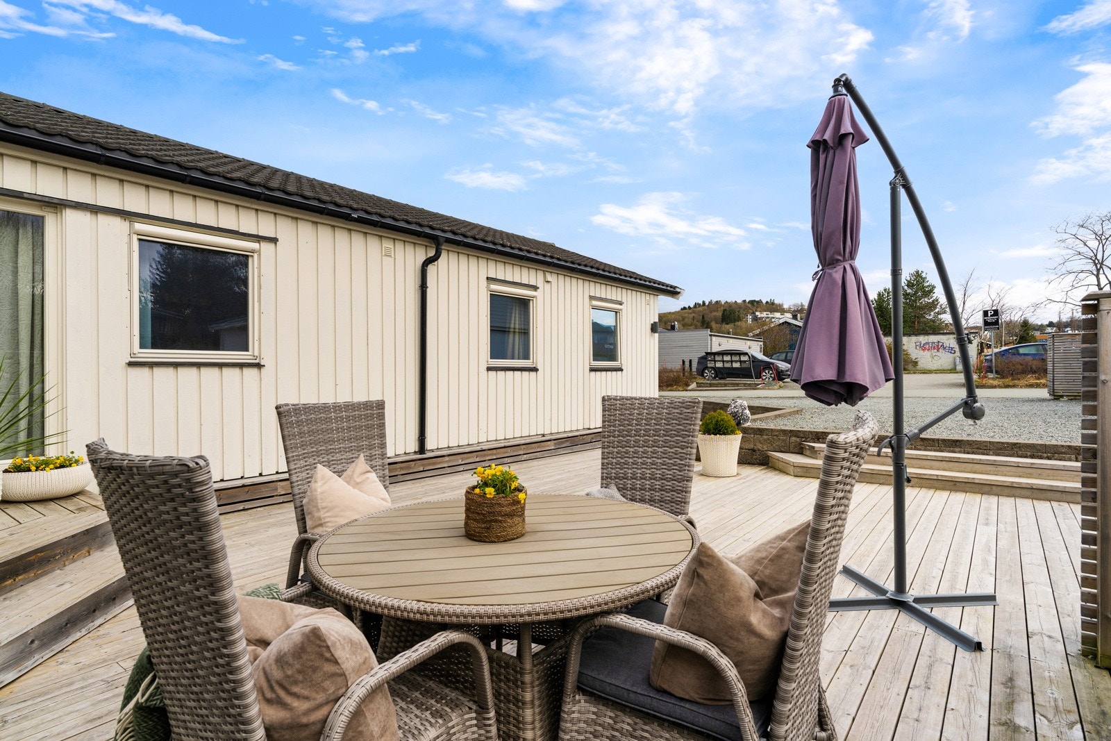 Eneboligen byr på gjennomtenkte løsninger og godt med plass både inne og ute. Galleribilde