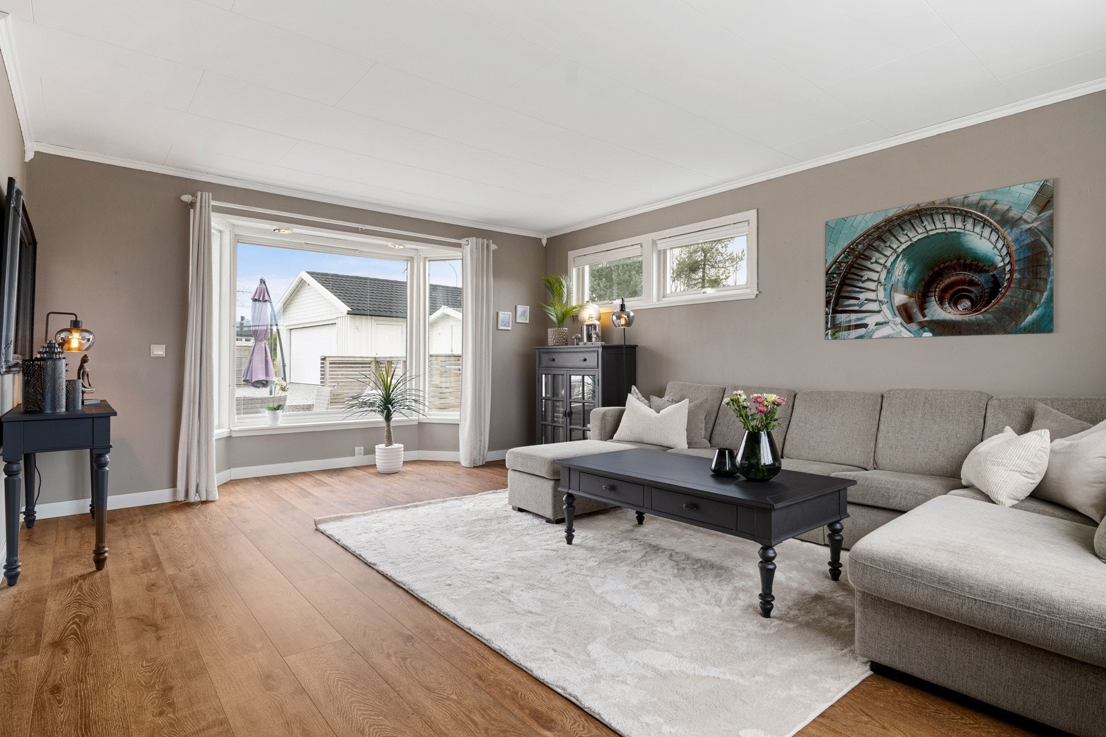 Vinduer i tre himmelretninger gir gjennomgående dagslys og en behagelig atmosfære. Det er installert elektriske screens på vinduene mot sør og nord. Galleribilde