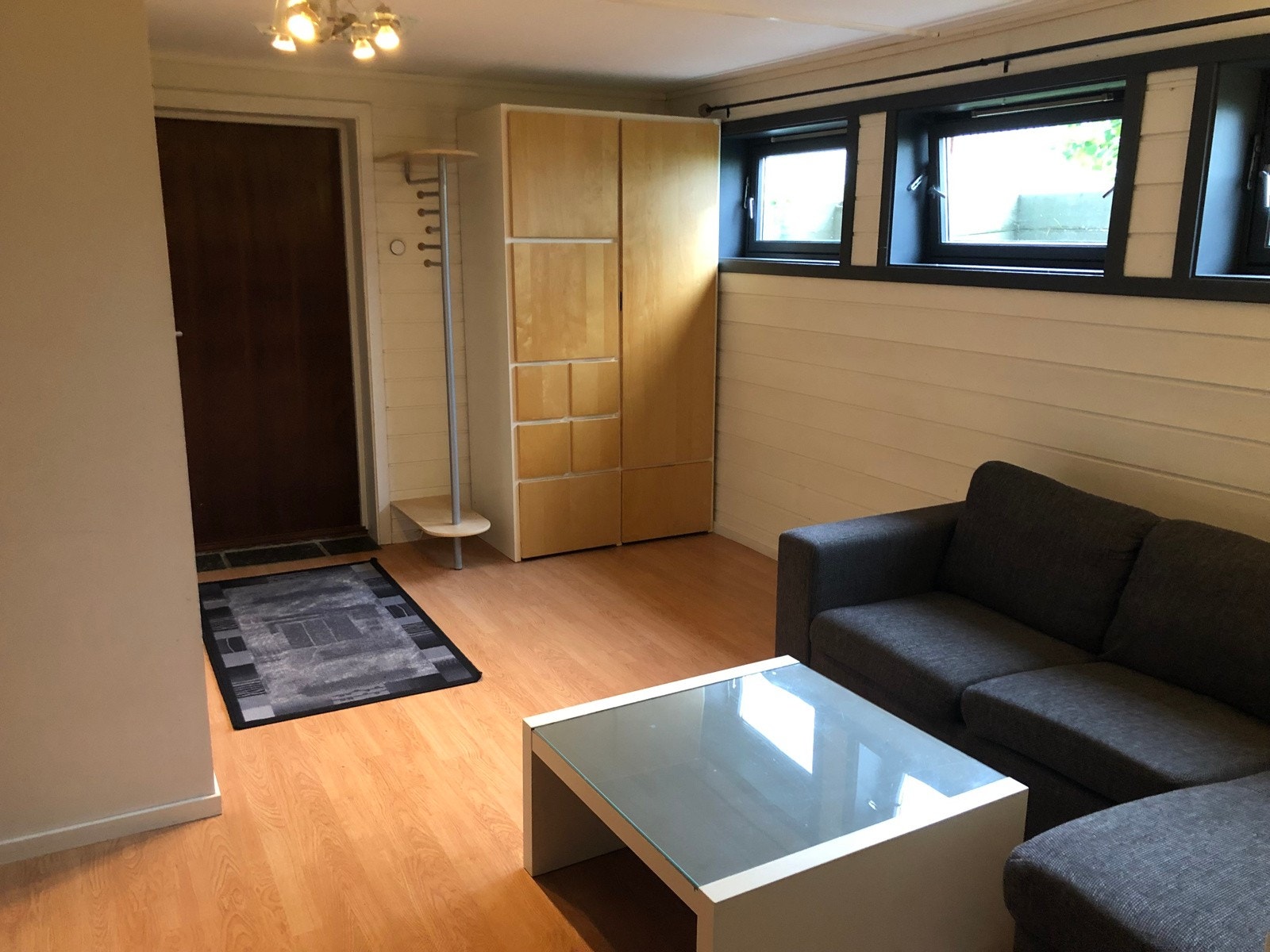 Kjelleren er utleid for kr 10 000 i dag og fremstår som en egen enhet, med separat inngang fra vestsiden av boligen. Dette er ikke omsøkt / byggemeldt. Galleribilde