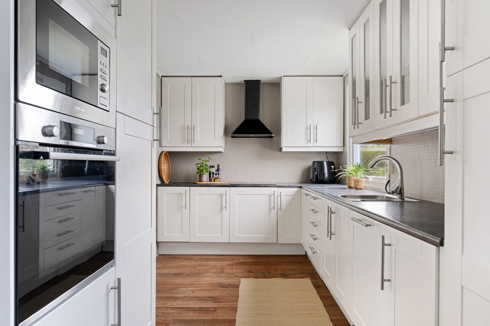 Kjøkkenet har en tidløs innredning med profilerte fronter, gode benkeplater, praktiske løsninger og rikelig med oppbevaringsplass. Kjøkkenventilatoren ble oppgradert i 2025. Galleribilde