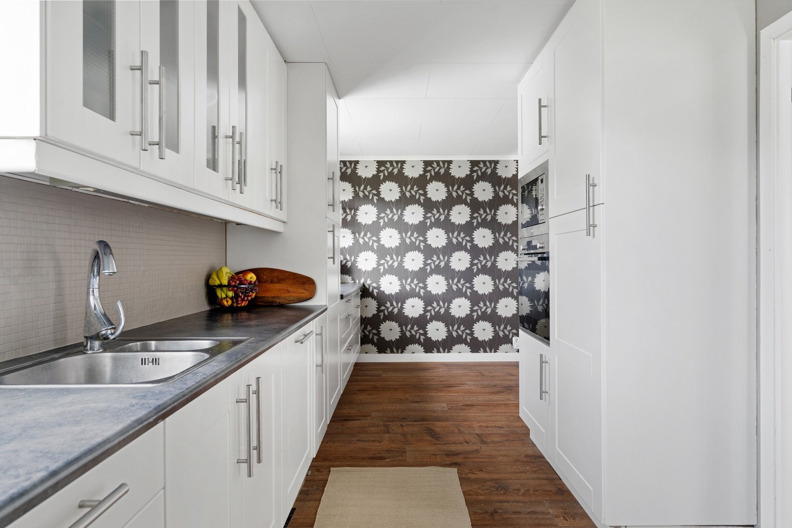 Det er medfølgende hvitevarer i form av platetopp, oppvaskmaskin, stekeovn, mikroovn og kjøleskap. Galleribilde