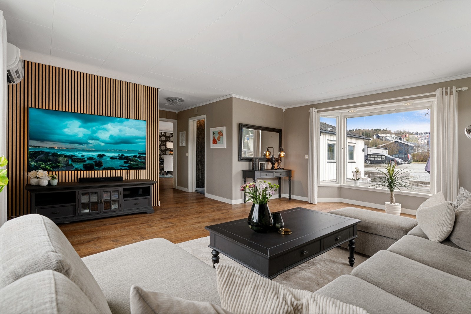 Boligen ble oppført i 1968, og har et samlet internt areal på 196 kvm, fordelt på to innholdsrike etasjer. Galleribilde