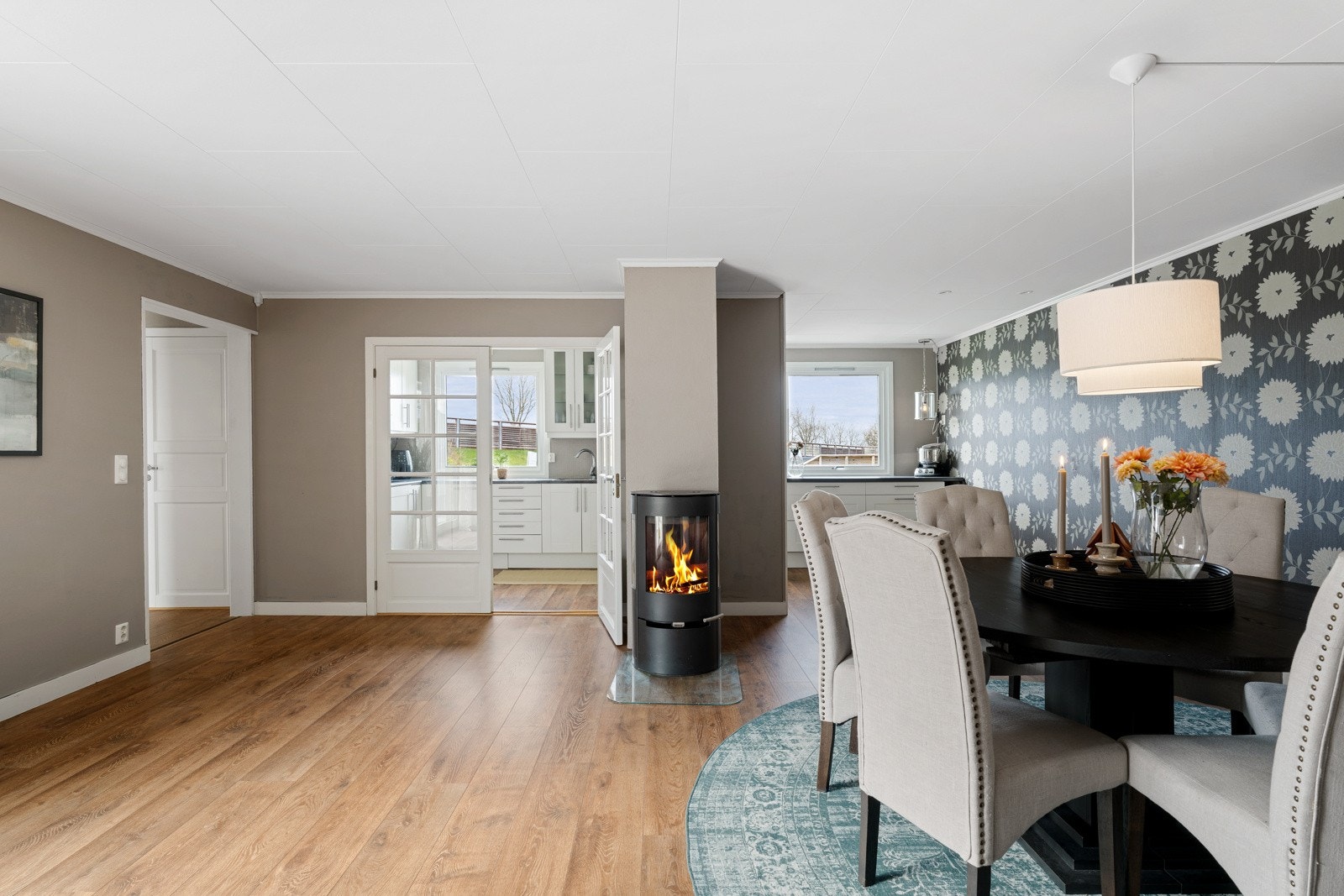 Fra stuen er det glidende overgang til kjøkken og spisestue, som ligger i delvis åpen løsning. Stue/spisestue ble malt i 2025. Galleribilde