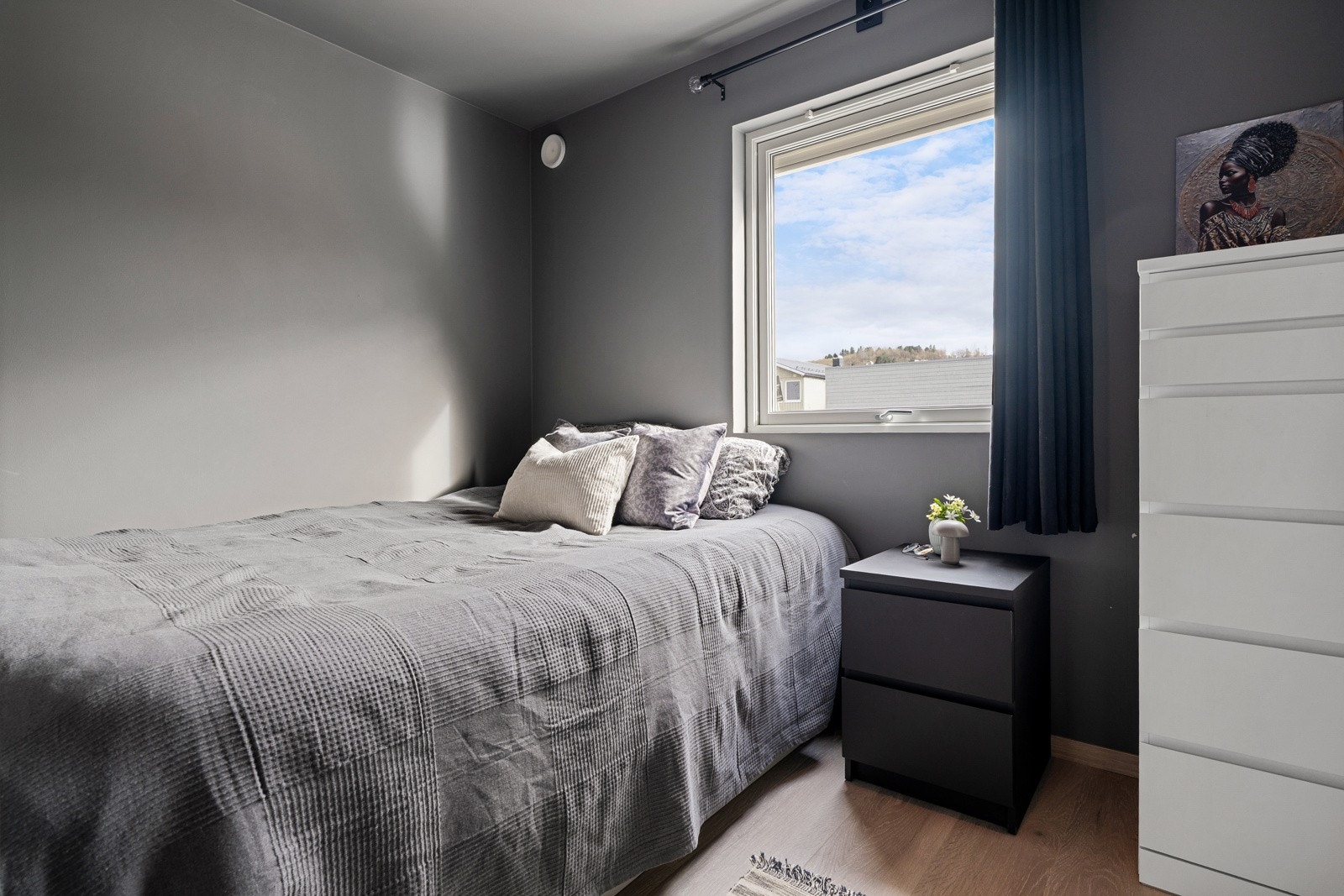 Alle soveromsvindu ble byttet i 2023 og utstyrt med utvendige screens. To av fire soverom er utstyrt med panelovner som kan styres med mobil. Galleribilde