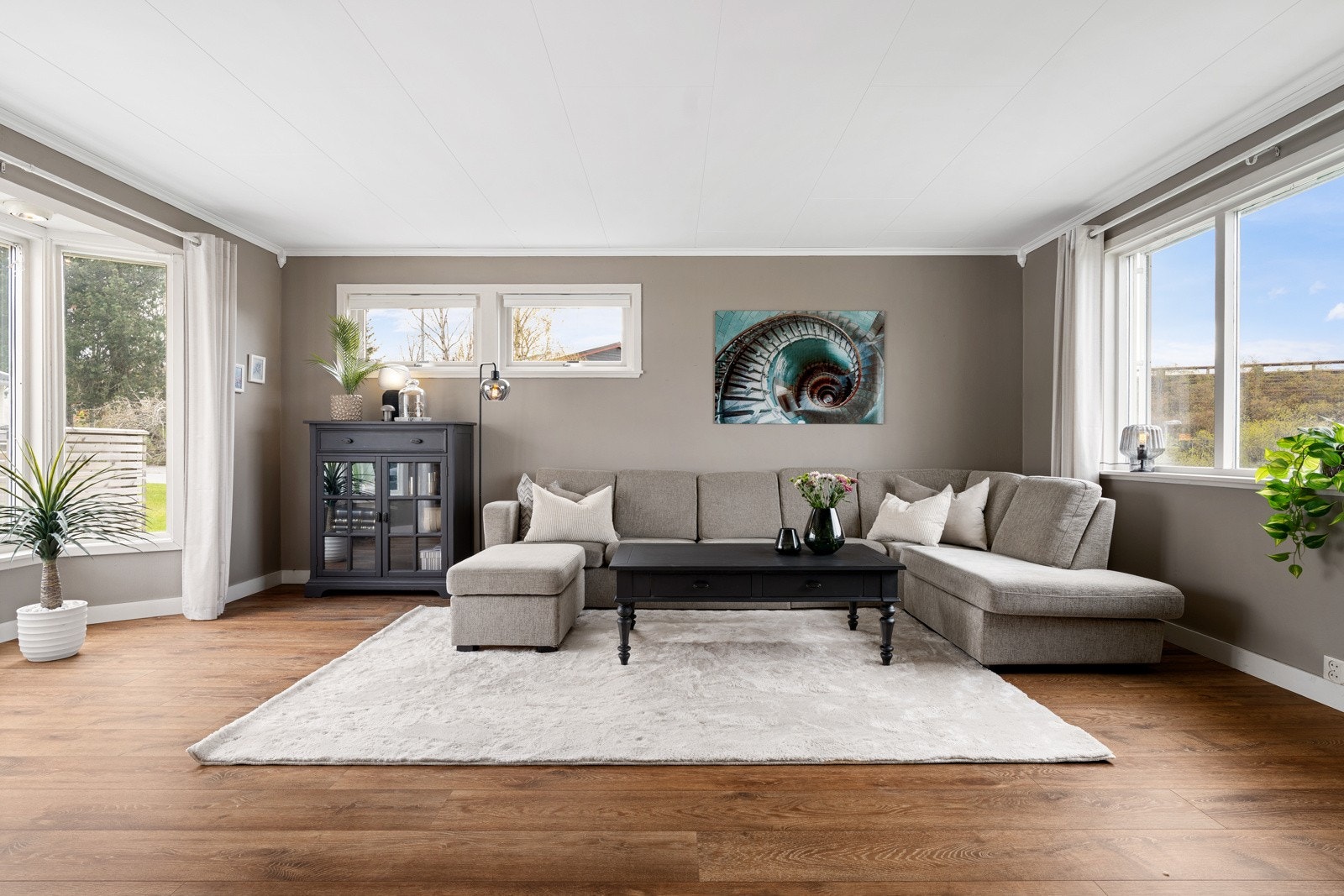 Her får du en innholdsrik enebolig som er skreddersydd for familier. Inne venter en gjennomtenkt og innholdsrik planløsning med flere sosiale soner, store vindusflater og mye naturlig lys. Galleribilde