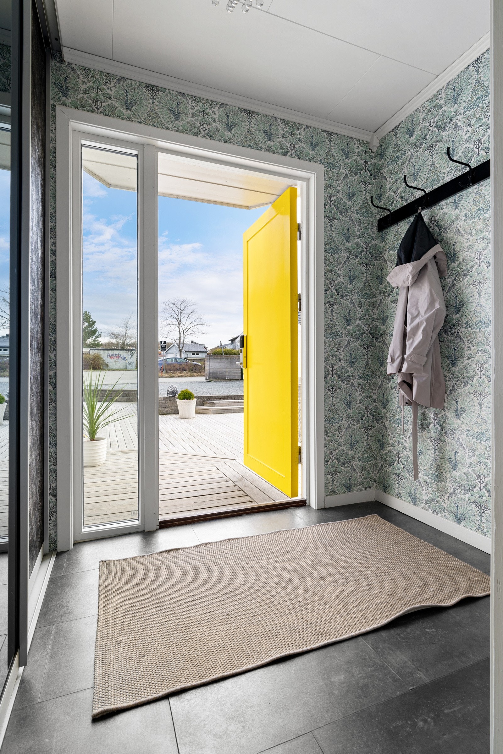 Forbi inngangsdøren venter et hyggelig gangareal med gode oppbevaringsmuligheter i skyvedørsgarderobe. Galleribilde